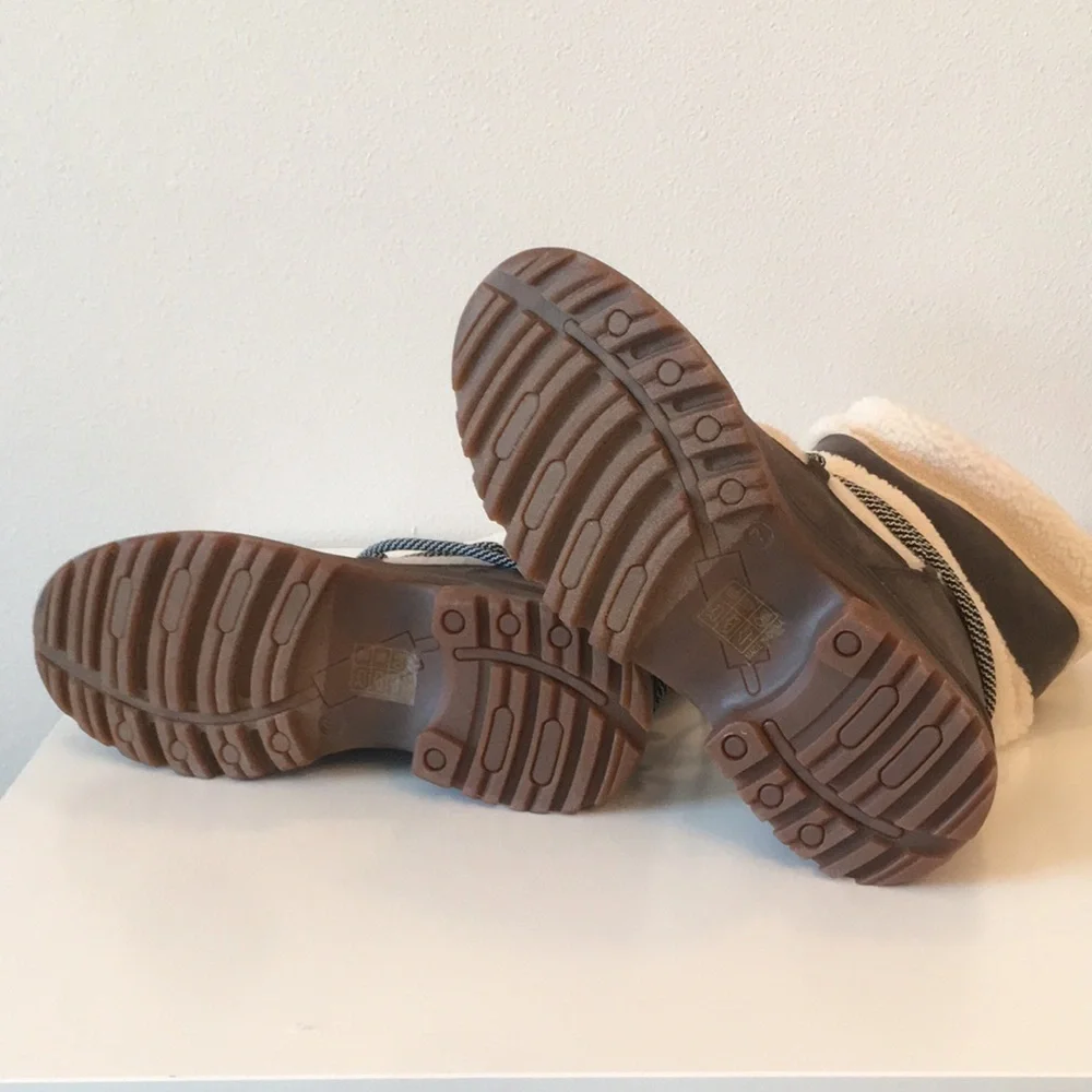 New WB Woman’s Journee Collection Cozy Two-Tone Winter Boots